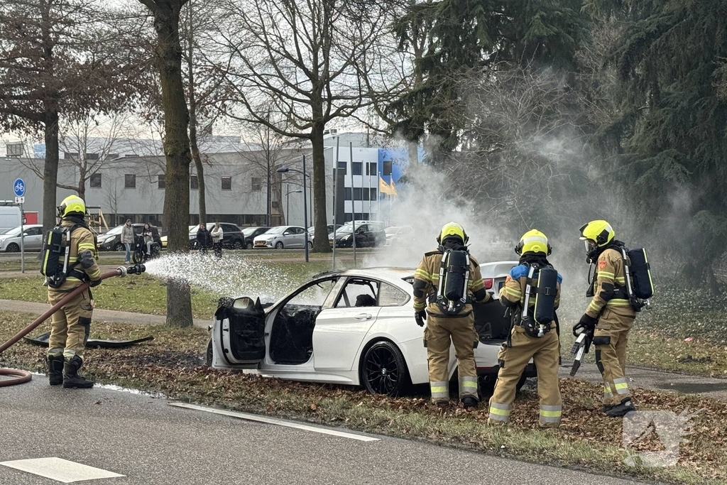 Autobrand leidt tot wegafsluiting