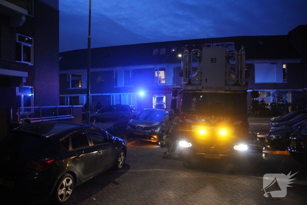 Uitslaande brand in appartement vergt grote brandweer inzet