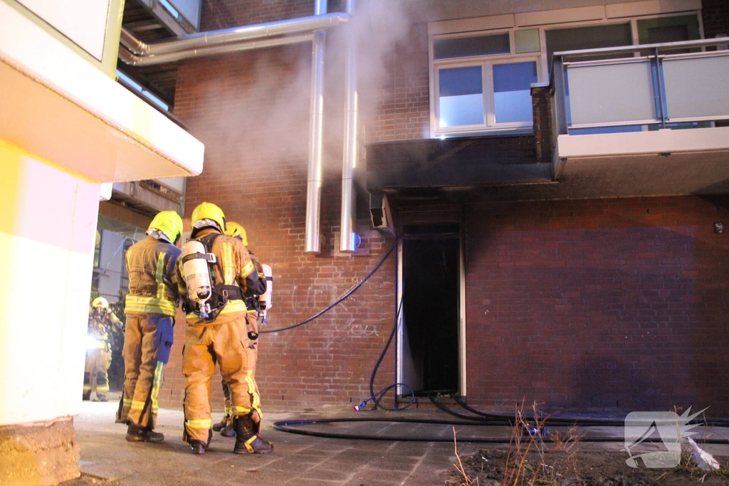 Uitslaande brand in appartement vergt grote brandweer inzet