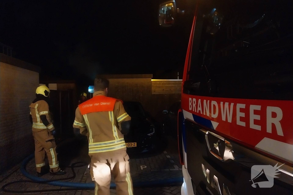 Vlammen zichtbaar bij schuurbrand