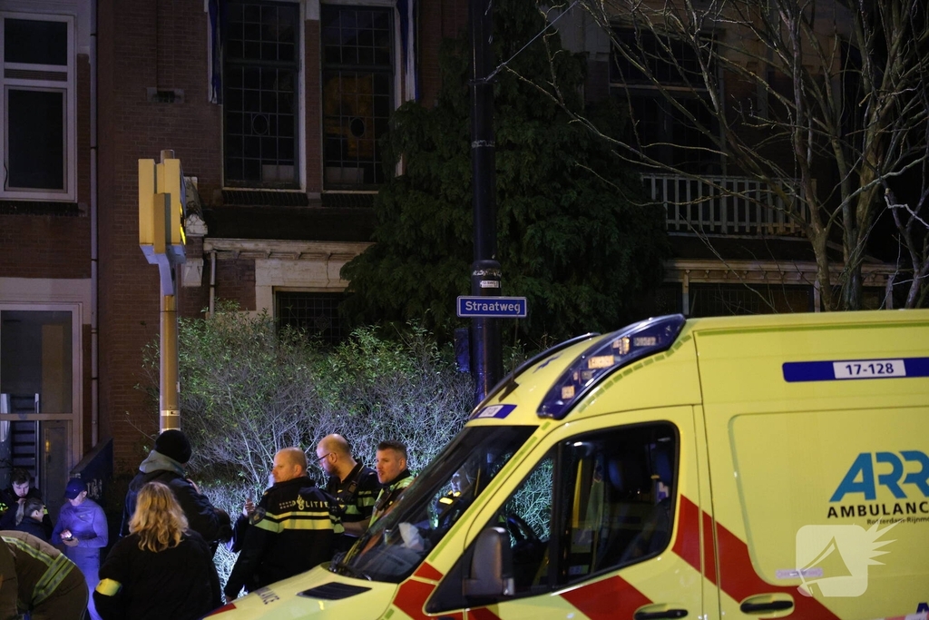 Man valt van dak en raakt ernstig gewond