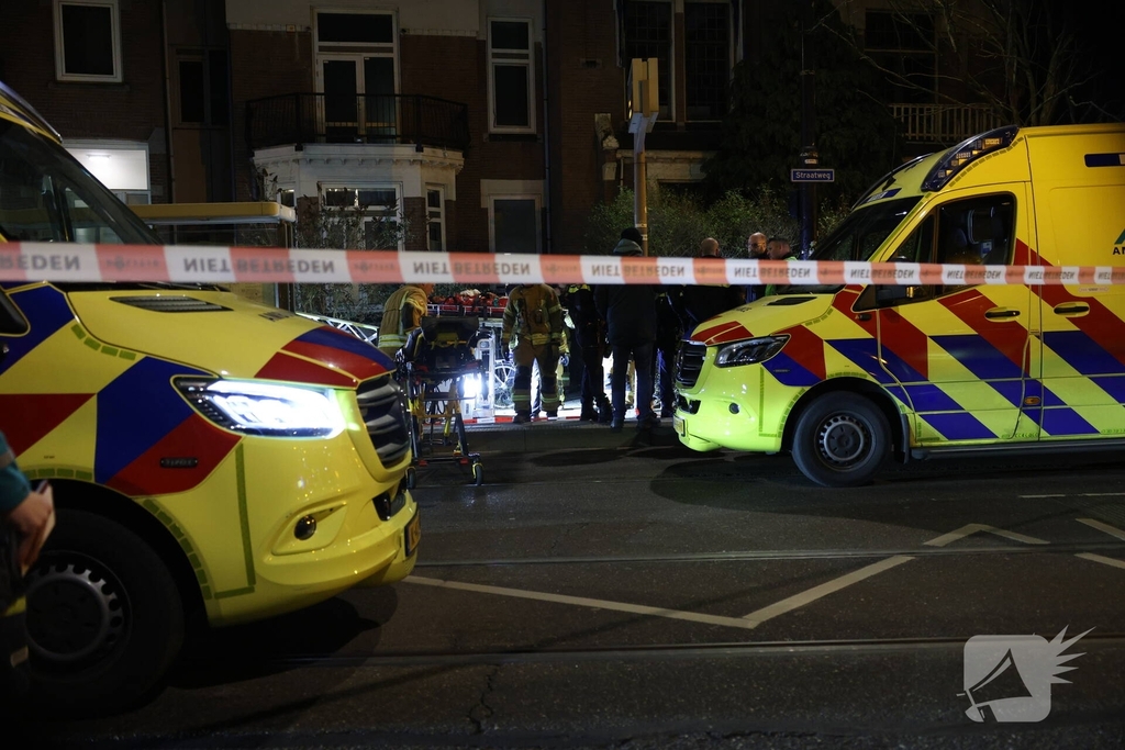 Man valt van dak en raakt ernstig gewond