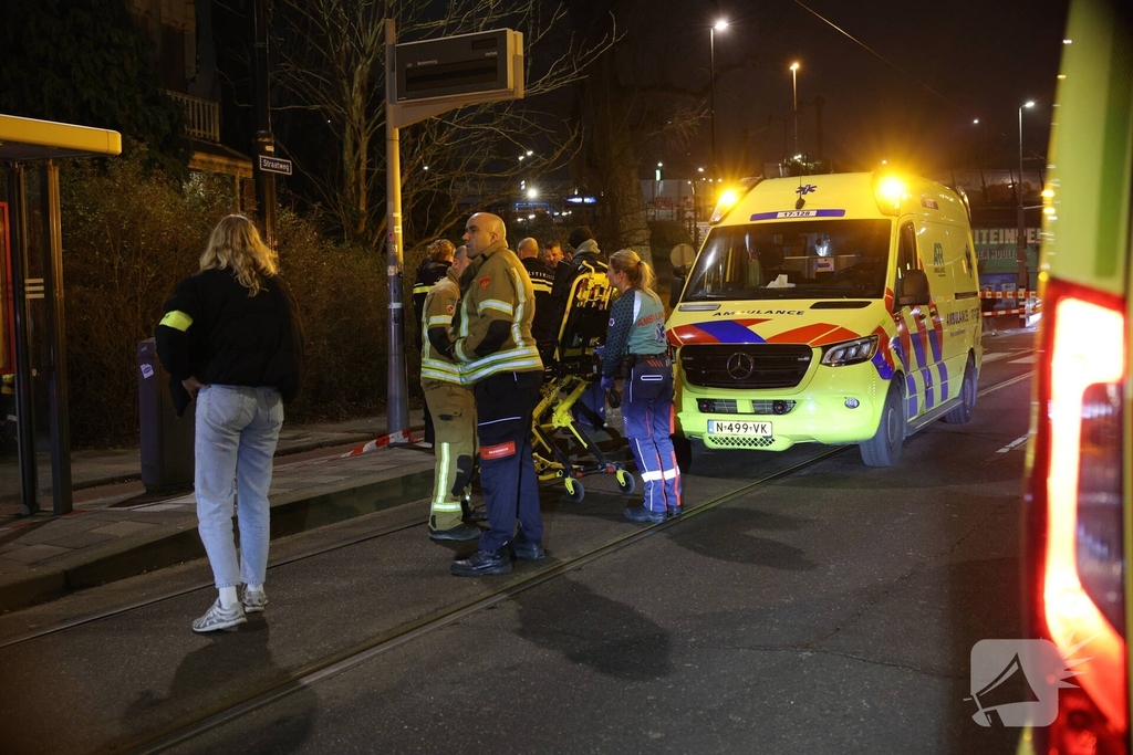 Man valt van dak en raakt ernstig gewond