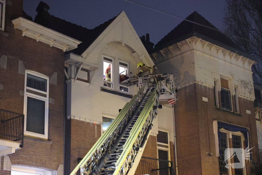 Man valt van dak en raakt ernstig gewond