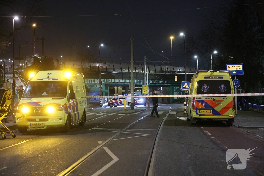 Man valt van dak en raakt ernstig gewond