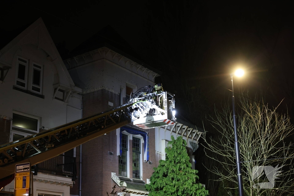 Man valt van dak en raakt ernstig gewond