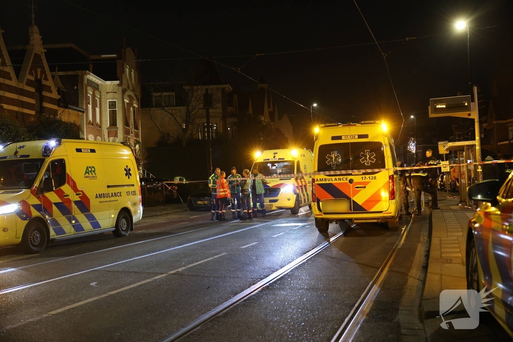 Man valt van dak en raakt ernstig gewond