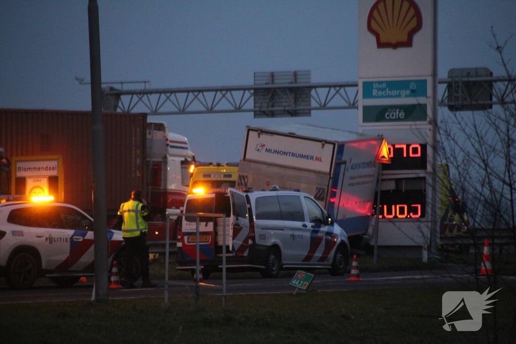 Vrachtwagen botst tegen tankstationbord