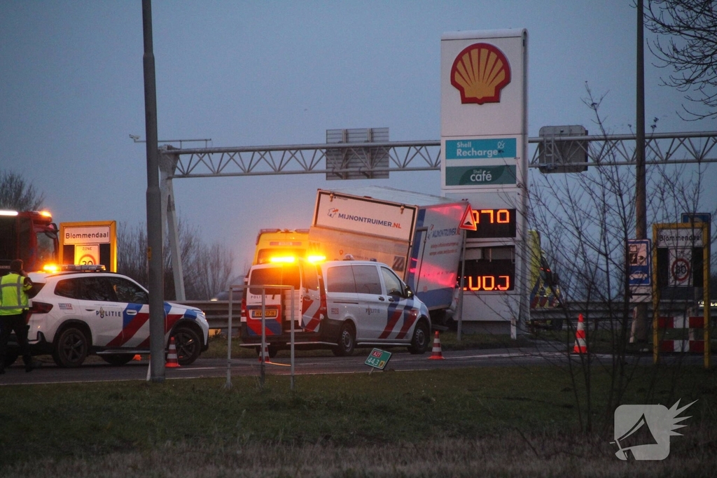 Vrachtwagen botst tegen tankstationbord