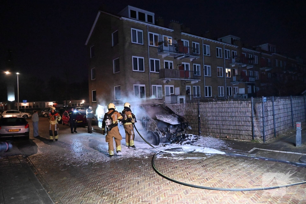 Bedrijfsbusje in vlammen op gegaan