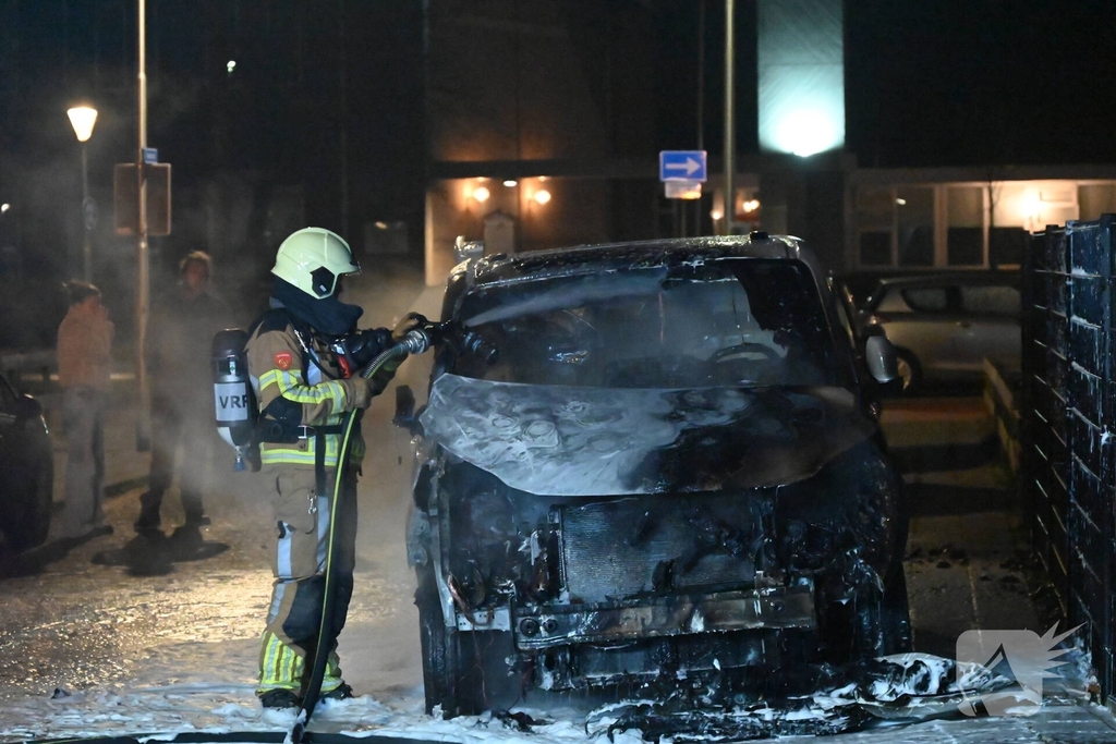 Bedrijfsbusje in vlammen op gegaan
