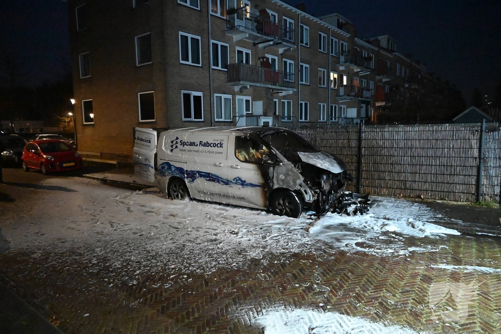 Bedrijfsbusje in vlammen op gegaan