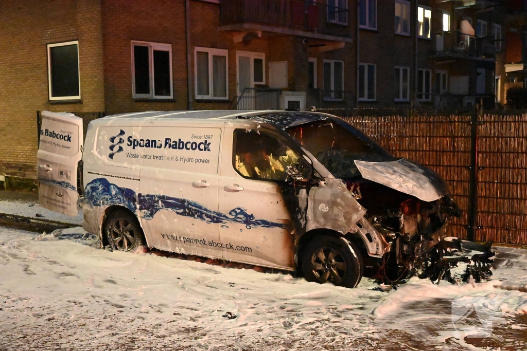 Bedrijfsbusje in vlammen op gegaan