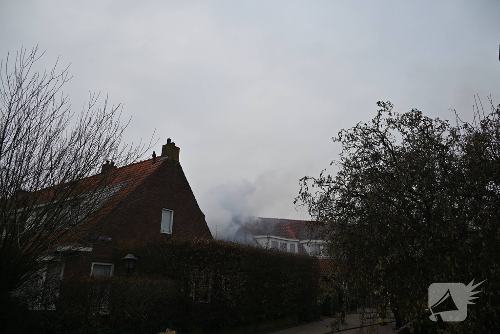 Felle brand achter woning