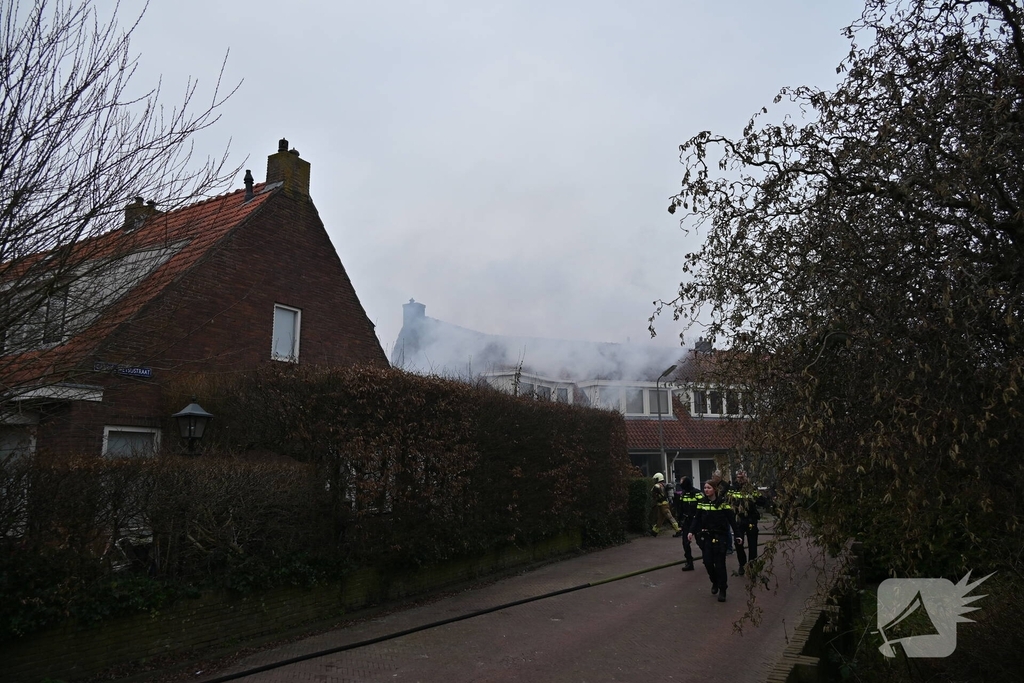 Felle brand achter woning