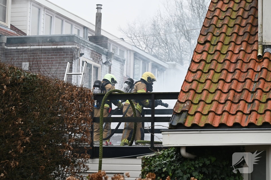 Felle brand achter woning