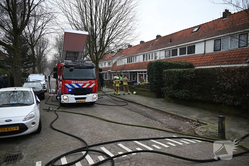 Felle brand achter woning