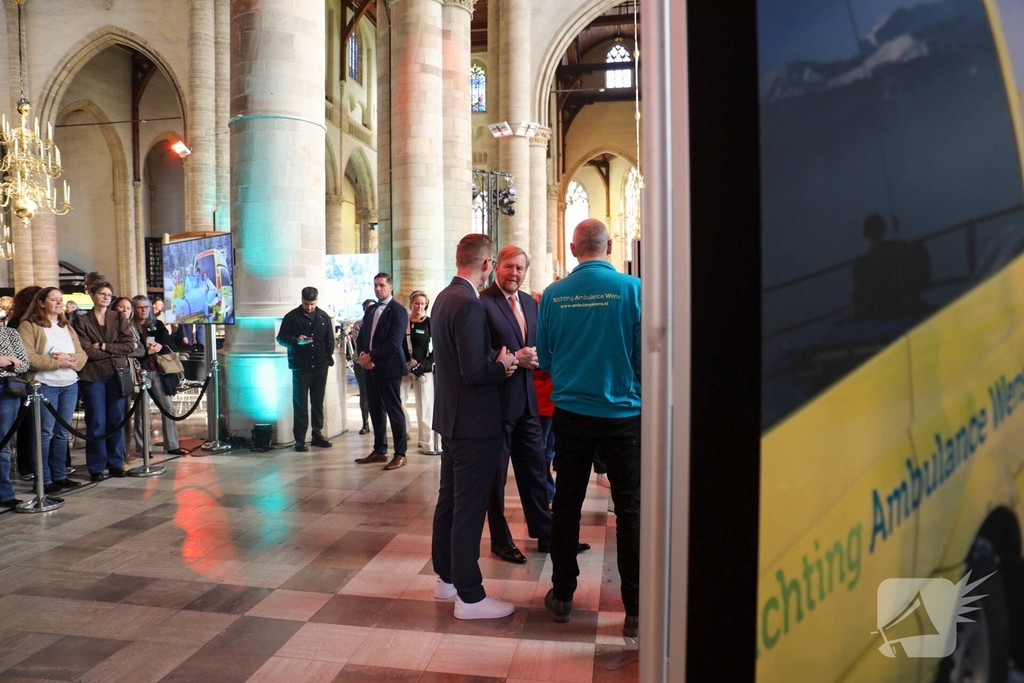 Koning bij viering 25 000ste wens Stichting Ambulance Wens