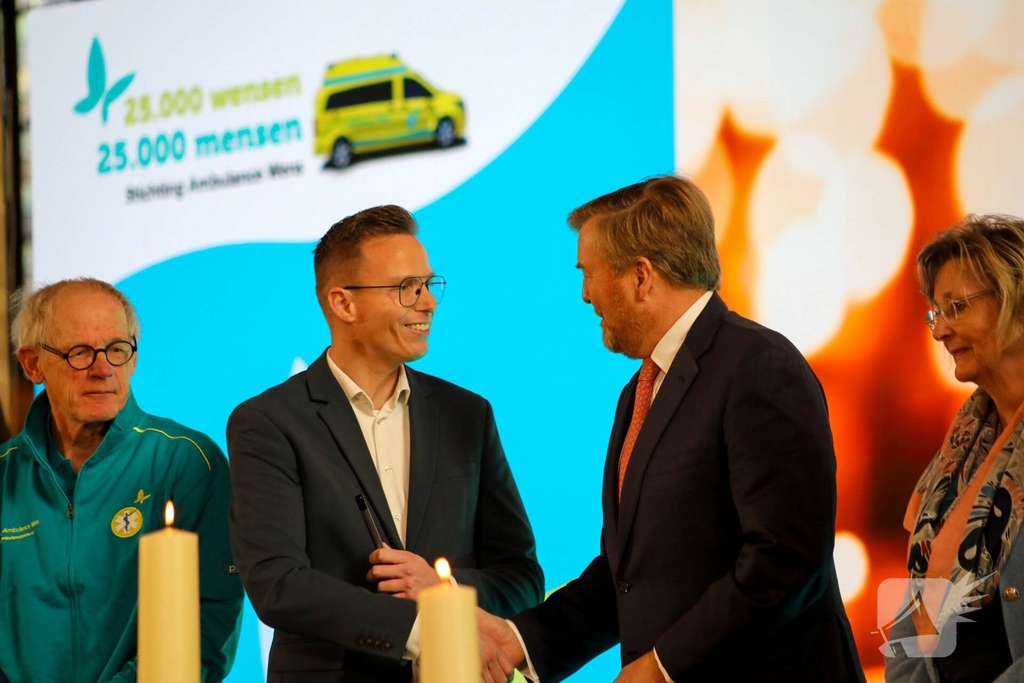 Koning bij viering 25 000ste wens Stichting Ambulance Wens
