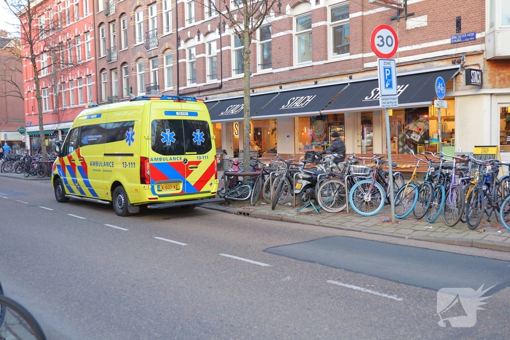 Steekincident leidt tot gewonde en zoektocht naar dader