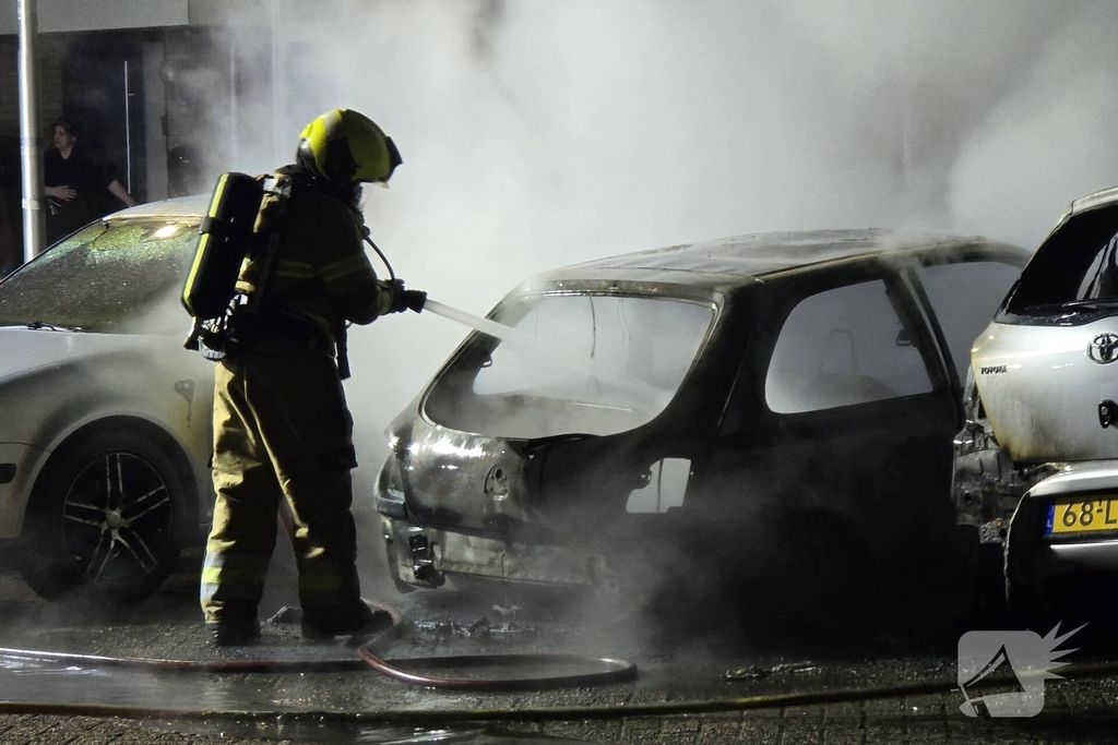 Drietal auto's verwoest door brand