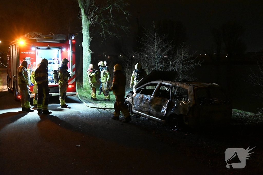 Auto opnieuw in brand gestoken