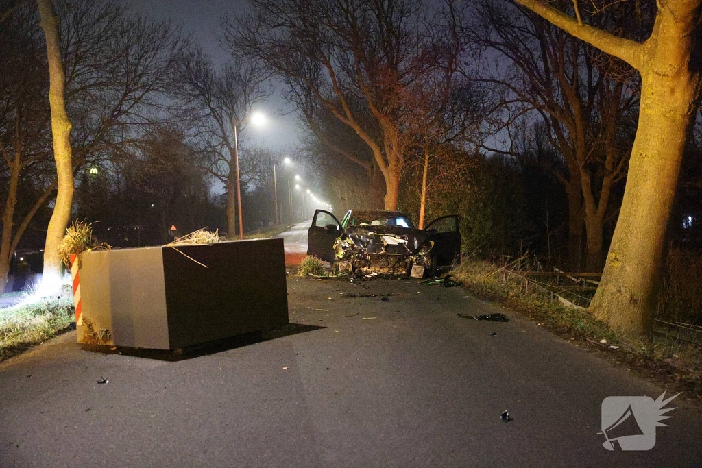 Auto botst tegen verkeersplaten