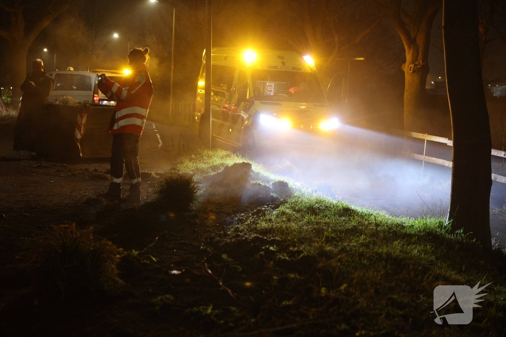 Auto botst tegen verkeersplaten