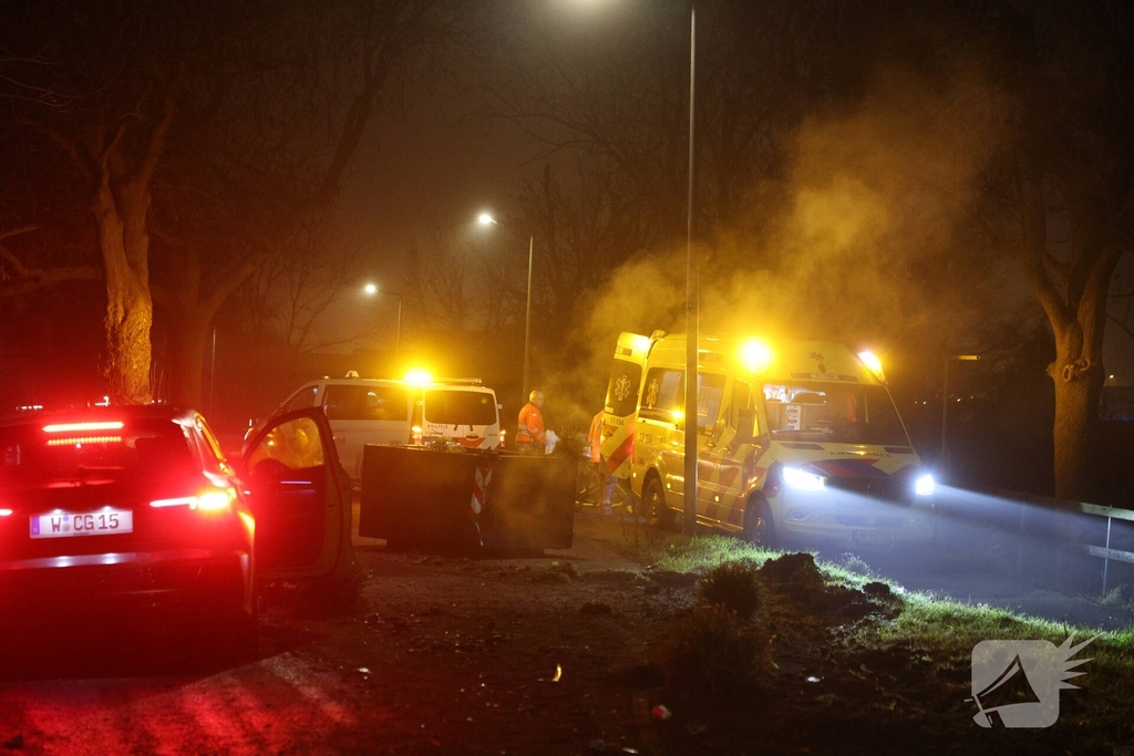 Auto botst tegen verkeersplaten