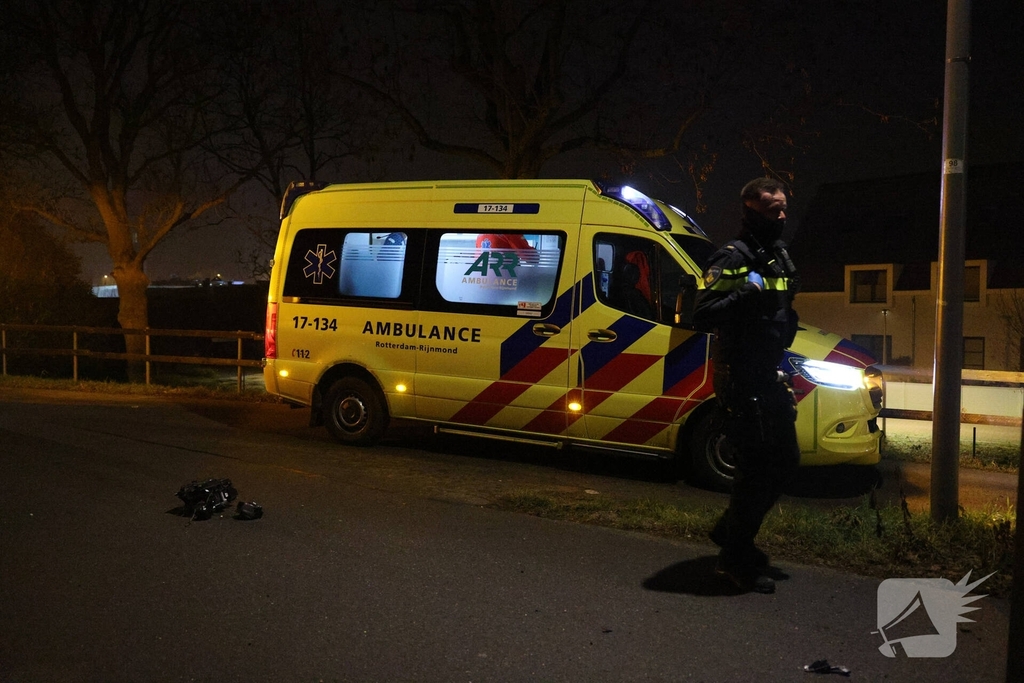 Auto botst tegen verkeersplaten