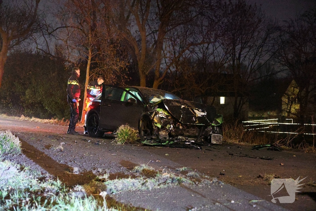 Auto botst tegen verkeersplaten