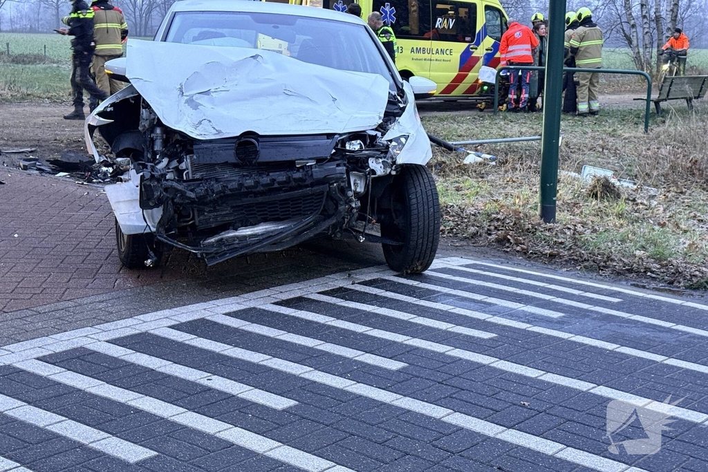 Brandweer en ambulancedienst ingeschakeld na botsing