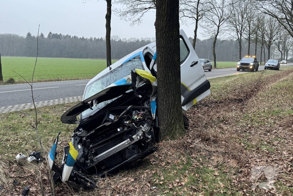 Bestelbus botst tegen boom na ongeval
