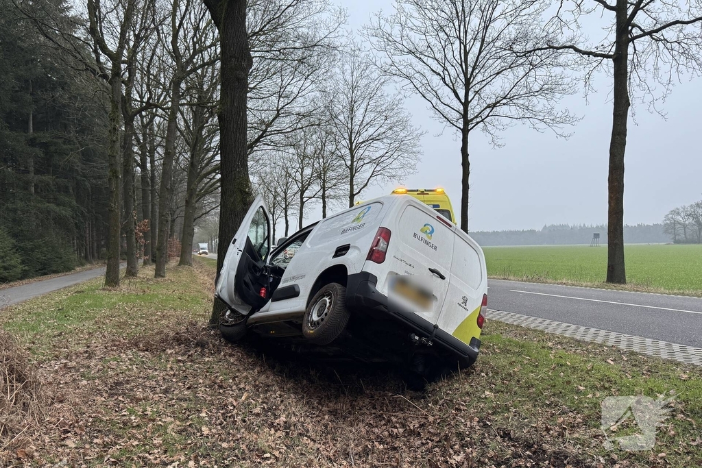 Bestelbus botst tegen boom na ongeval