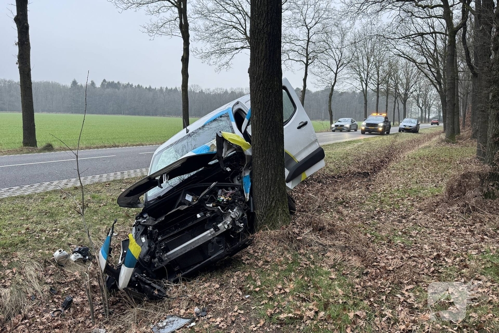 Bestelbus botst tegen boom na ongeval