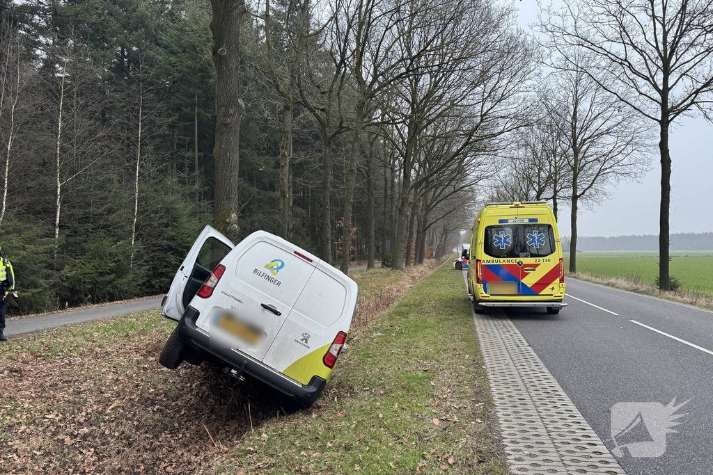 Bestelbus botst tegen boom na ongeval