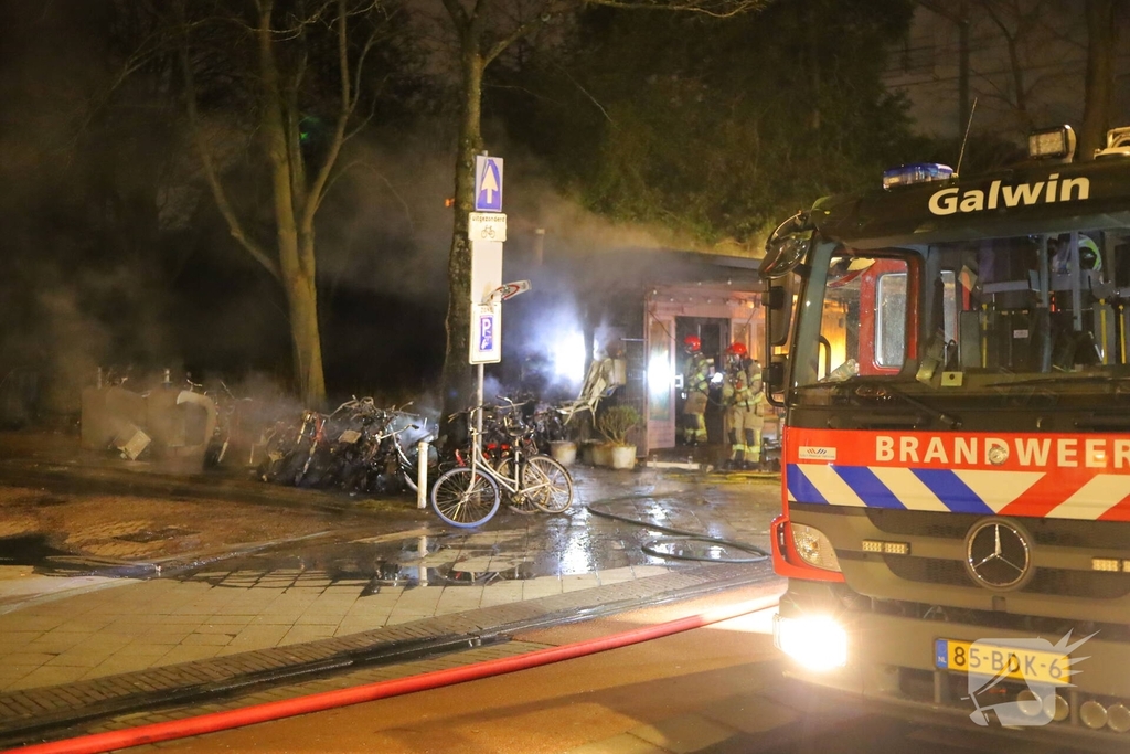 Scooters en kiosk in brand