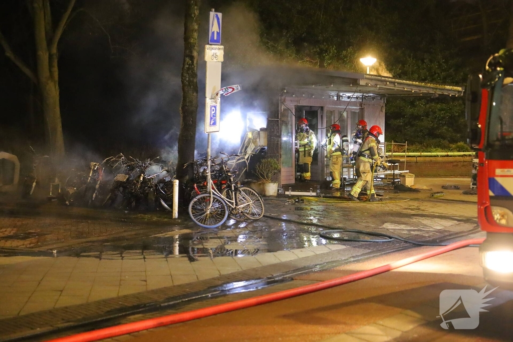 Scooters en kiosk in brand