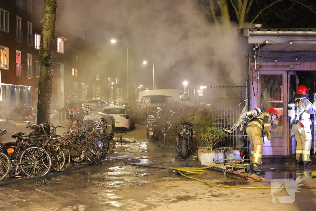 Scooters en kiosk in brand