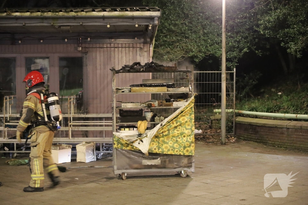 Scooters en kiosk in brand