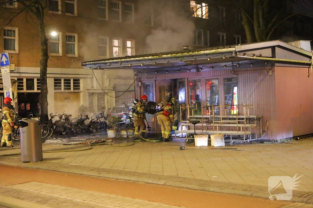 Scooters en kiosk in brand