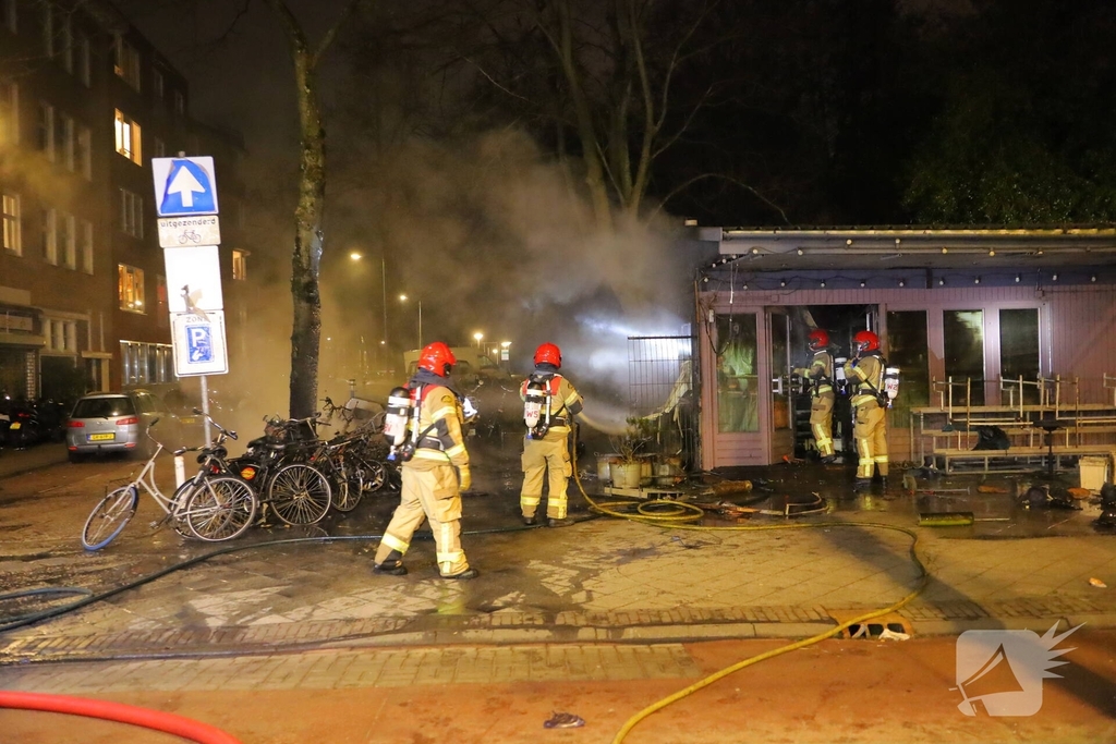 Scooters en kiosk in brand