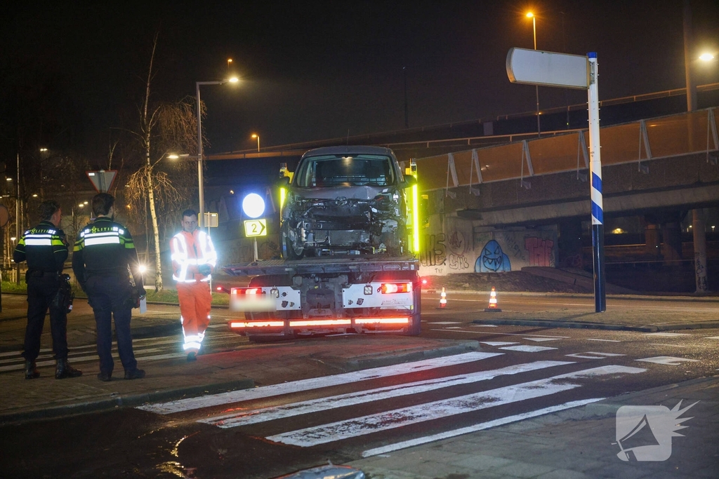 Busje vliegt uit de bocht en rammt lantaarnpaal