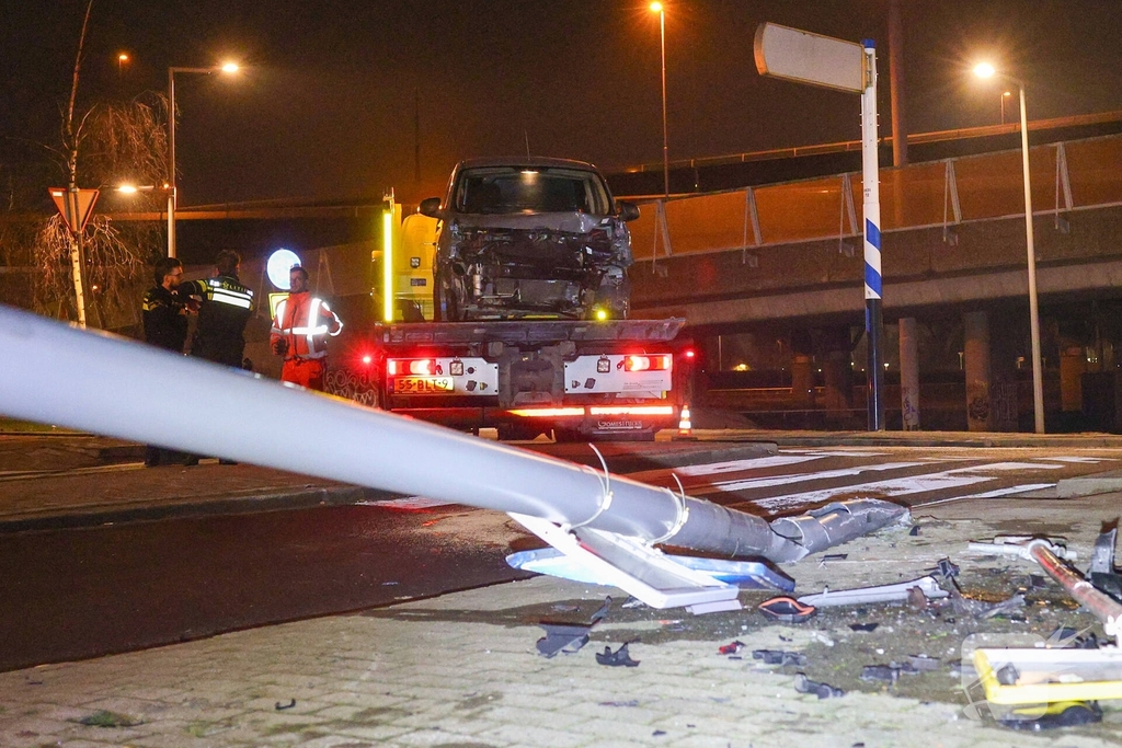 Busje vliegt uit de bocht en rammt lantaarnpaal