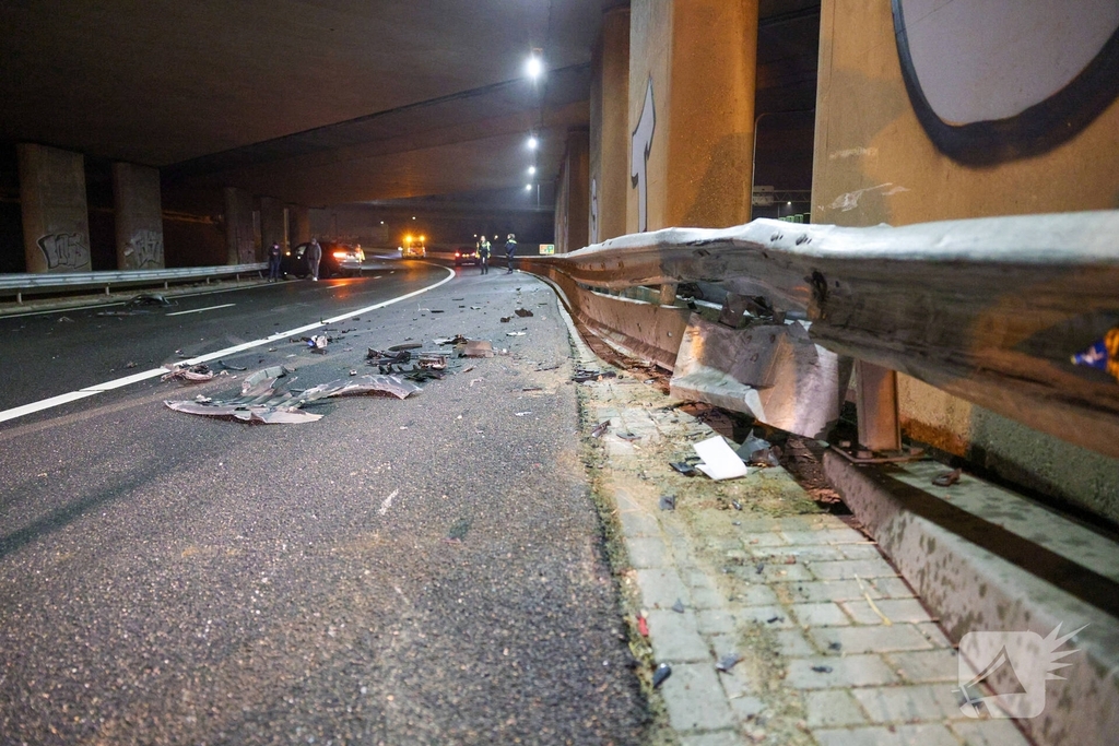 Auto vliegt uit de bocht op snelweg
