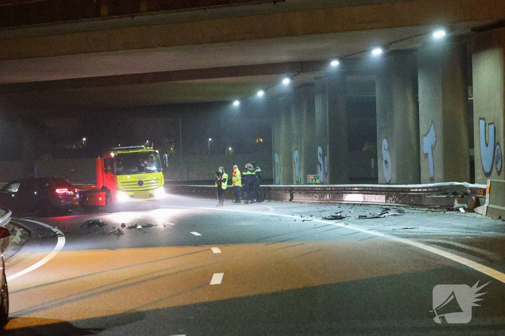 Auto vliegt uit de bocht op snelweg