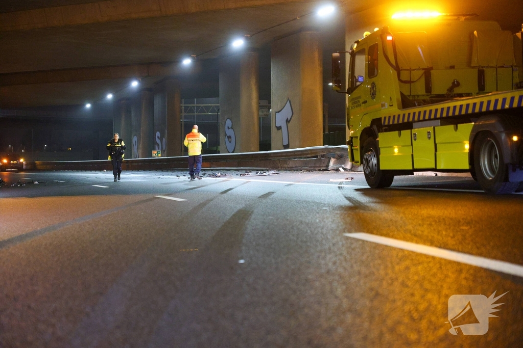Auto vliegt uit de bocht op snelweg