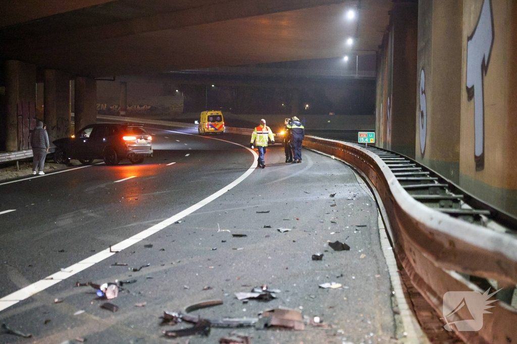 Auto vliegt uit de bocht op snelweg