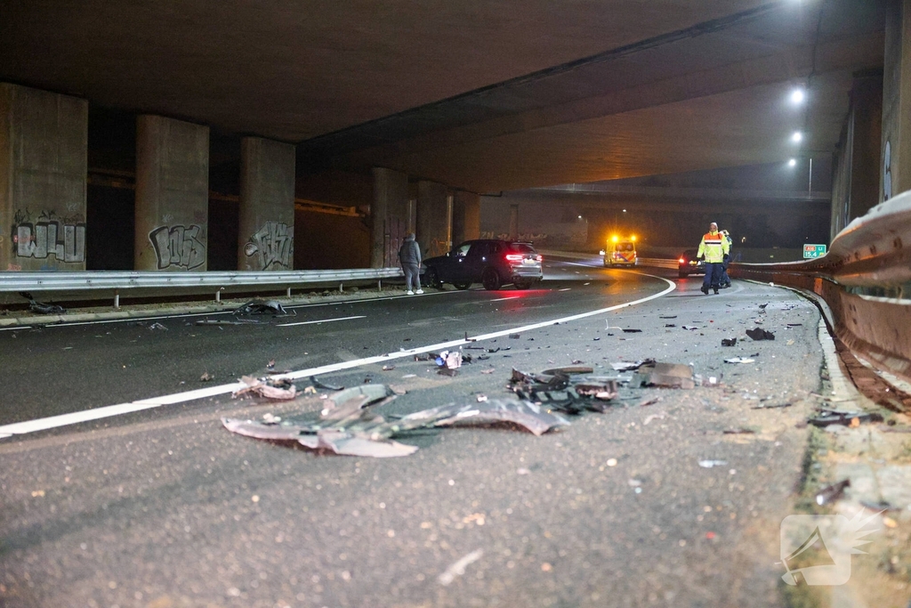 Auto vliegt uit de bocht op snelweg