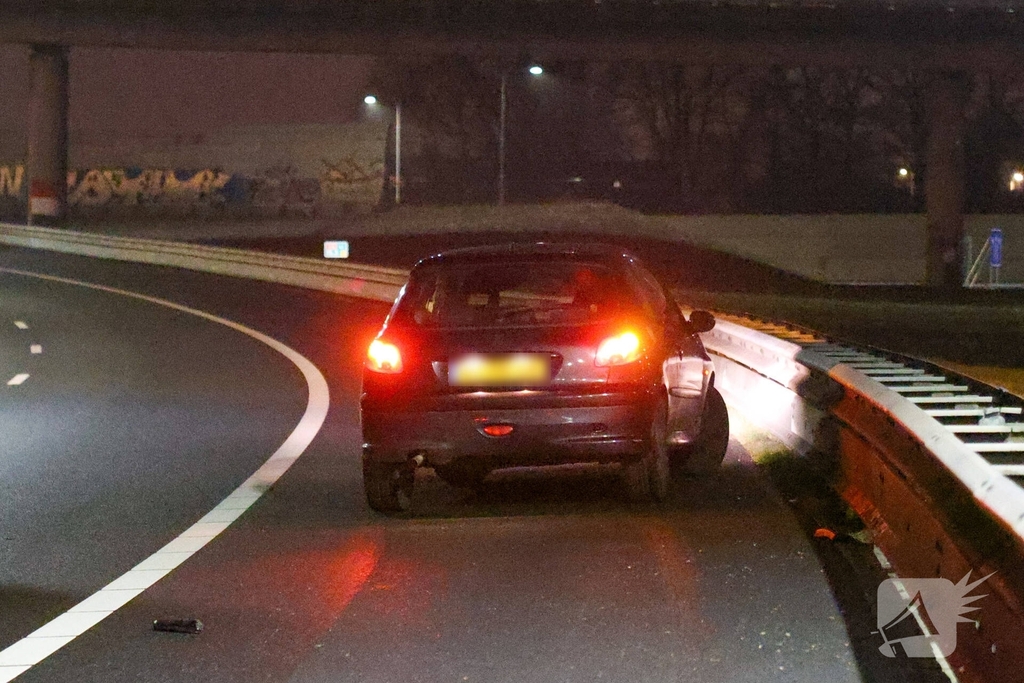 Auto vliegt uit de bocht op snelweg